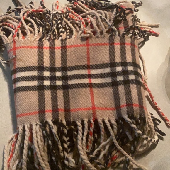 Burberry fringes cashmere scarf EUC. Size 42in long 7in wide pristine condition - Picture 6 of 10